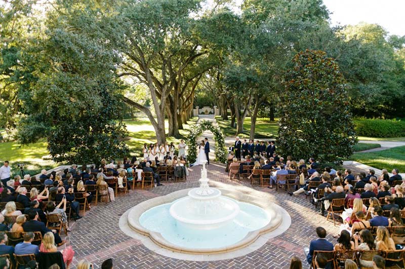 Longue Vue wedding around fountain-opt01